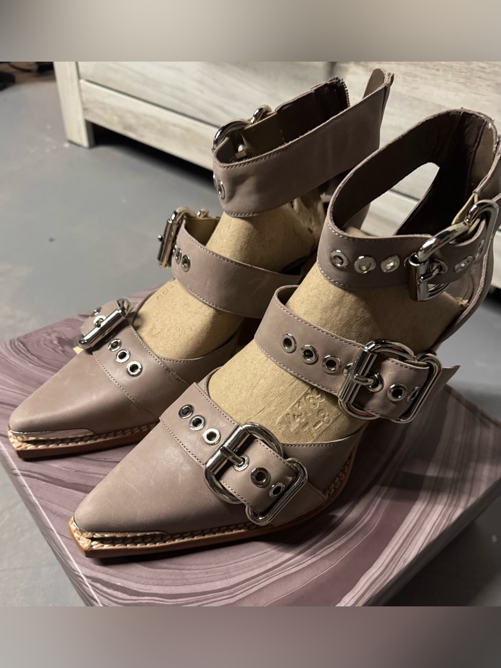 Jeffrey Campbell Taupe Strappy Buckle Wedge Sandals Size 8.5 - Picture 2 of 9
